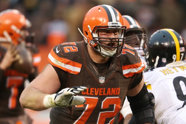 Cleveland Browns tackle Mitchell Schwartz (72) against the Pittsburgh Steelers during the second half of an NFL football game, Sunday, Jan. 3, 2016, in Cleveland. (AP Photo/Ron Schwane) Cleveland Browns tackle Mitchell Schwartz (72) against the Pittsburgh Steelers during the second half of an NFL football game, Sunday, Jan. 3, 2016, in Cleveland. (AP Photo/Ron Schwane)