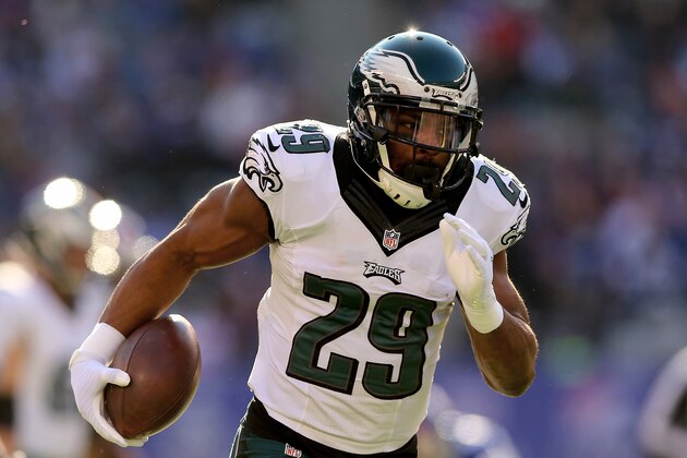 EAST RUTHERFORD, NJ - JANUARY 03:  DeMarco Murray #29 of the Philadelphia Eagles carries the ball in for a touchdown in the first quarter against the New York Giants at MetLife Stadium on January 3, 2016 in East Rutherford, New Jersey.The Philadelphia Eagles defeated the New York Giants 35-30.  (Photo by Elsa/Getty Images)