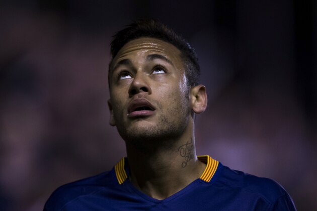 MADRID, SPAIN - MARCH 03: Neymar JR. of FC Barcelona looks up during the La Liga match between Rayo Vallecano de Madrid and FC Barcelona at Estadio de Vallecas on March 3, 2016 in Madrid, Spain.  (Photo by Gonzalo Arroyo Moreno/Getty Images)