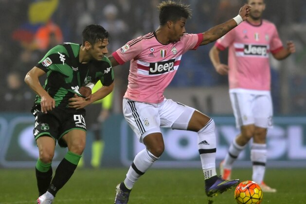 Sassuolo's Sergio Floccari, left, vies for the ball with Juventus' Mario Lemina, during their Serie A soccer match at Reggio Emilia's Mapei stadium, Italy, Wednesday, Oct. 28, 2015. (AP Photo/Marco Vasini)
