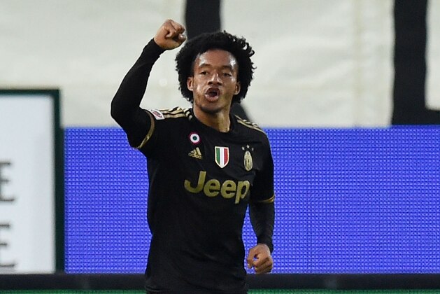 FROSINONE, ITALY - FEBRUARY 07:  Juan Guillermo Cuadrado of Juventus celebrates after scoring the opening goal during the Serie A match between Frosinone Calcio and Juventus FC at Stadio Matusa on February 7, 2016 in Frosinone, Italy.  (Photo by Giuseppe Bellini/Getty Images)