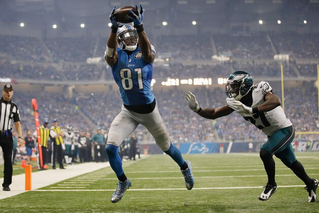 DETROIT, MI - NOVEMBER 26: Calvin Johnson #81 of the Detroit Lions catches a third quarter touchdown pass in front of Malcolm Jenkins #27 of the Philadelphia Eagles at Ford Field on November 26, 2015 in Detroit, Michigan. (Photo by Gregory Shamus/Getty Images)