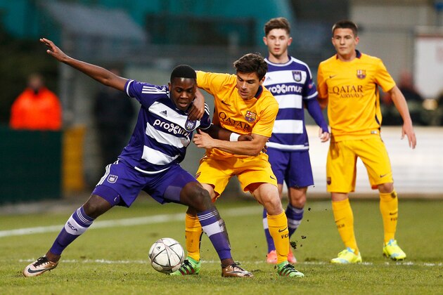 DENDERLEEUW, BELGIUM - MARCH 08:  Orel Mangala of Anderlecht battles for the ball with Ferran Sarsanedas Soler of Barcelona during the UEFA Youth League Quarter-final match between Anderlecht and Barcelona held at Van Roy Stadium on March 8, 2016 in Denderleeuw, Belgium.  (Photo by Dean Mouhtaropoulos/Getty Images)
