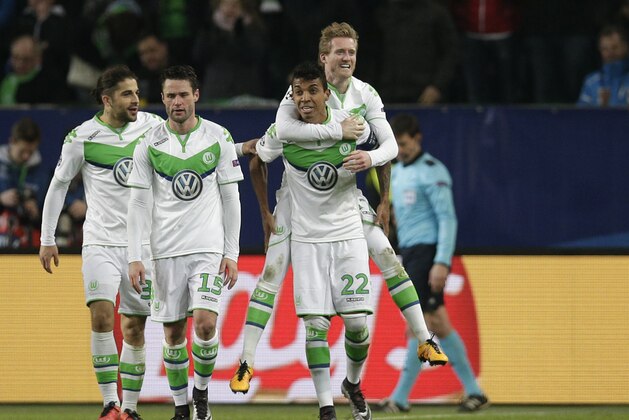 Wolfsburg's Andre Schuerrle, right, celebrates after scoring his side's opening goal during the Champions League round of sixteen 2nd leg soccer match between VfL Wolfsburg and KAA Gent in Wolfsburg, Germany, Tuesday, March 8, 2016. (AP Photo/Michael Sohn)