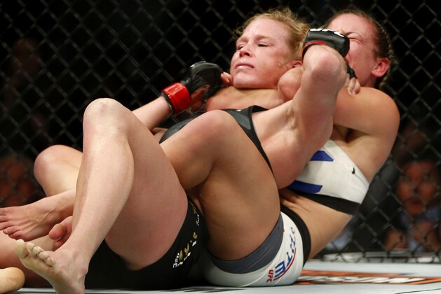 Miesha Tate, a la derecha, hace una llave de estrangulamiento sobre Holly Holm en su combate de artes marciales mixtas de UFC 196, el sábado 5 de marzo de 2016 en Las Vegas. (AP Foto/Eric Jamison)