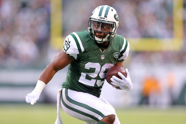 New York Jets running back Bilal Powell (29) runs the ball against the New England Patriots during an NFL game at MetLife Stadium in East Rutherford, N.J. on Sunday, Dec. 27, 2015. (AP Photo/Brad Penner)