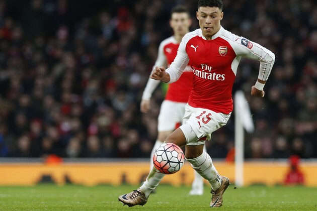 Arsenal's Alex Oxlade-Chamberlain controls the ball during the English FA Cup third round soccer match between Arsenal and Sunderland at the Emirates stadium in London, Saturday, Jan. 9, 2016 . (AP Photo/Alastair Grant)