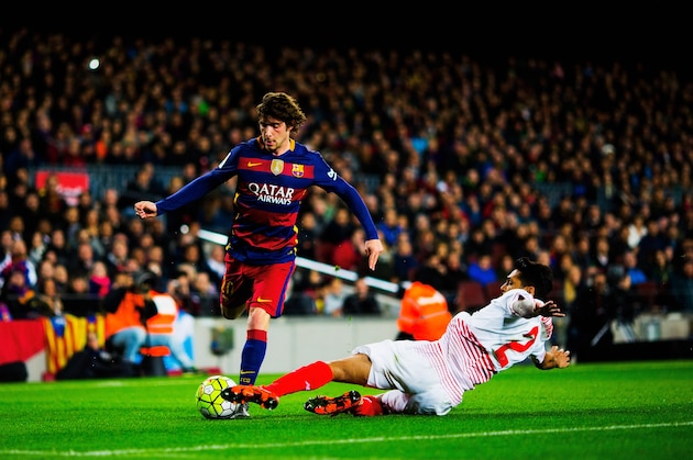BARCELONA, SPAIN - FEBRUARY 28:  Sergi Roberto of Barcelona attacks as Benoit Tremoulinas of Sevilla slides in  during the La Liga match between FC Barcelona and Sevilla FC at Camp Nou on February 28, 2016 in Barcelona, Spain.  (Photo by Vladimir Rys Photography/Getty Images)