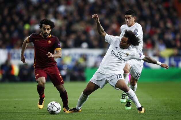 MADRID, SPAIN - MARCH 08: Mohamed Salah of Roma is challenged by Marcelo of Real Madrid during the UEFA Champions League Round of 16 Second Leg match between Real Madrid and Roma at Estadio Santiago Bernabeu on March 8, 2016 in Madrid, Spain.  (Photo by Gonzalo Arroyo Moreno/Getty Images)