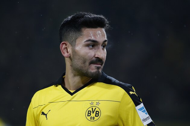 DORTMUND, GERMANY - MARCH 05:  Ilkay Guendogan of Borussia Dortmund looks on during the Bundesliga match between Borussia Dortmund and FC Bayern Muenchen at Signal Iduna Park on March 5, 2016 in Dortmund, Germany.bs  (Photo by Boris Streubel/Getty Images)