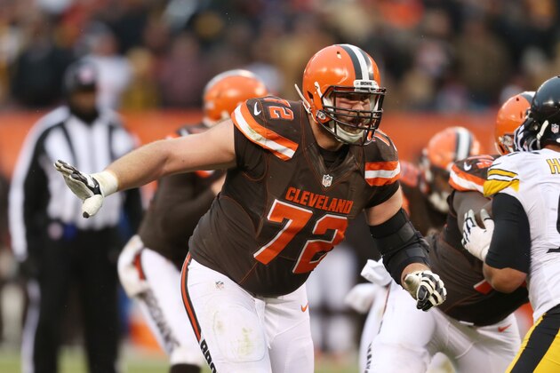 Cleveland Browns tackle Mitchell Schwartz (72) against the Pittsburgh Steelers during the second half of an NFL football game, Sunday, Jan. 3, 2016, in Cleveland. (AP Photo/Ron Schwane)