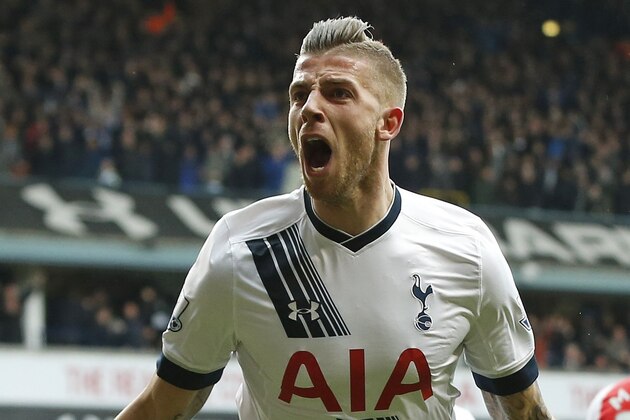 Tottenham Hotspur’s Toby Alderweireld celebrates after scoring his side's first goal during the English Premier League soccer match between Tottenham Hotspur and Arsenal at the White Hart Lane stadium in London, Saturday, March, 5, 2016. (AP Photo/Alastair Grant)