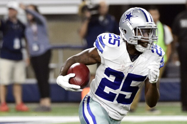 Dallas Cowboys running back Lance Dunbar (25) sheds a tackle by New York Giants running back Orleans Darkwa (26) during a kickoff return during their NFL football game in Arlington, Texas on September 13, 2015. (AP Photo/ Michael Ainsworth)