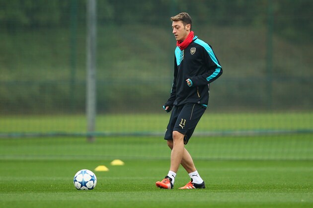 ST ALBANS, ENGLAND - NOVEMBER 03:  Mesut Ozil of Arsenal passes the ball during an Arsenal training session on the eve of the UEFA Champions League Group F match against Bayern Munich at London Colney on November 3, 2015 in St Albans, England.  (Photo by Dan Mullan/Getty Images)