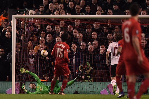 de Manchester United's Spanish goalkeeper David de Gea (L) attempts to save penalty from Liverpool's English striker Daniel Sturridge (C) during the UEFA Europa League round of 16, first leg football match between Liverpool and Manchester United at Anfield in Liverpool, northwest England on March 10, 2016. / AFP / PAUL ELLIS        (Photo credit should read PAUL ELLIS/AFP/Getty Images)