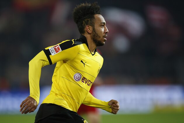 DORTMUND, GERMANY - MARCH 05:  Pierre-Emerick Aubameyang of Borussia Dortmund runs during the Bundesliga match between Borussia Dortmund and FC Bayern Muenchen at Signal Iduna Park on March 5, 2016 in Dortmund, Germany.bs  (Photo by Boris Streubel/Getty Images)