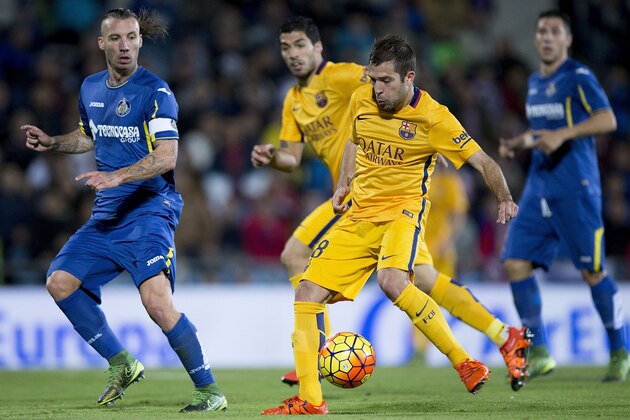 GETAFE, SPAIN - OCTOBER 31: Jordi Alba (R) of FC Barcelona strikes the ball ahead Alexis Ruano (L) of Getafe CF during the La Liga match between Getafe CF and FC Barcelona at Coliseum Alfonso Perez on October 31, 2015 in Getafe, Spain.  (Photo by Gonzalo Arroyo Moreno/Getty Images)