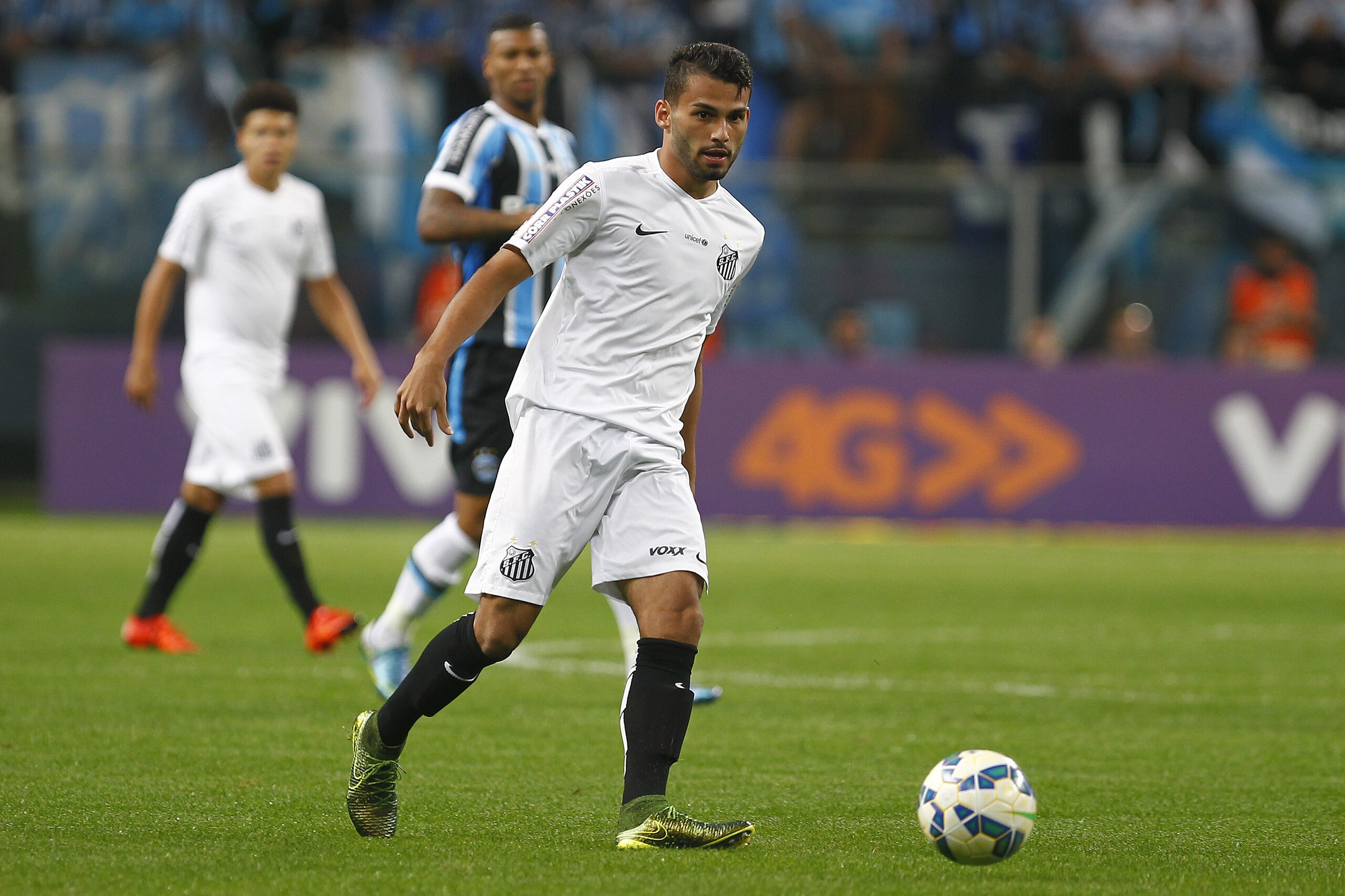 PORTO ALEGRE, BRAZIL - OCTOBER 15: Walace of Gremio battles for the ball against Thiago Maia of Santos during the match Gremio v Santos as part of Brasileirao Series A 2015, at Arena do Gremio on October 15, 2015 in Porto Alegre, Brazil. (Photo by Lucas Uebel/Getty Images)
