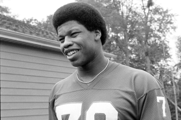 FILE - This is an Aug. 15, 1978, file photo showing New York Giants defensive end Gary Jeter, in New York. Gary Jeter, a defensive lineman who played for the Giants and Rams during a 13-year NFL career, has died. He was 61. The NFL Players Association said it was informed he died Wednesday, March 9, 2016. No cause or other details were given. Jeter was drafted out of Southern California in 1977 by the New York Giants with the fifth overall selection. He played six seasons for them, then another six for the Rams and one in New England.  (AP Photo/G. Paul Burnett, File)