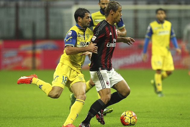 MILAN, ITALY - OCTOBER 28:  Keisuke Honda (R) of AC Milan competes for the ball with Massimo Gobbi (L) of AC Chievo Verona during the Serie A match between AC Milan and AC Chievo Verona at Stadio Giuseppe Meazza on October 28, 2015 in Milan, Italy.  (Photo by Marco Luzzani/Getty Images)