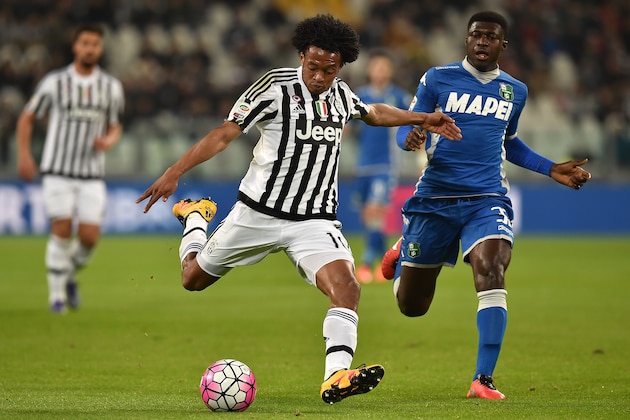 TURIN, ITALY - MARCH 11:  Juan Cuadrado (L) of Juventus FC in action against Alfred Duncan of US Sassuolo Calcio during the Serie A match between Juventus FC and US Sassuolo Calcio at Juventus Arena on March 11, 2016 in Turin, Italy.  (Photo by Valerio Pennicino/Getty Images)