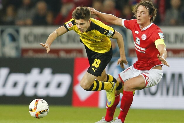 Mainz's Julian Baumgartlinger, right, and Dortmund's Julian Weigl challenge for the ball during a German Bundesliga soccer match between FSV Mainz 05 and Borussia Dortmund in Mainz, Germany, Friday, Oct. 16, 2015. (AP Photo/Michael Probst)