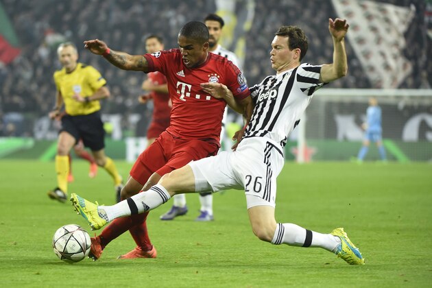 Juventus' Swiss defender Stephan Lichtsteiner (R) challenges Bayern Munich's Brazilian midfielder Douglas Costa during the UEFA Champions League round of 16 first leg football match between Juventus and Bayern Munich at the Juventus Stadium in Turin on February 23, 2016.  AFP PHOTO / OLIVIER MORIN / AFP / OLIVIER MORIN        (Photo credit should read OLIVIER MORIN/AFP/Getty Images)