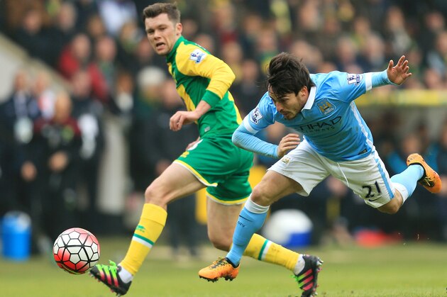 NORWICH, ENGLAND - MARCH 12:  David Silva of Manchester City and Jonathan Howson of Norwich City compete for the ball during the Barclays Premier League match between Norwich City and Manchester City at Carrow Road on March 12, 2016 in Norwich, England.  (Photo by Stephen Pond/Getty Images)