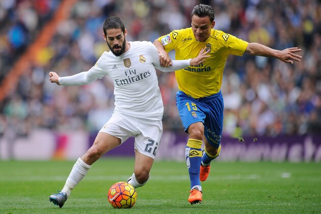 MADRID, SPAIN - OCTOBER 31:  Isco of Real Madrid battles for the ball againsy Javier Garrido of UD Las Plamas during the La Liga match between Real Madrid CF and UD Las Palmas at Estadio Santiago Bernabeu on October 31, 2015 in Madrid, Spain.  (Photo by Denis Doyle/Getty Images)