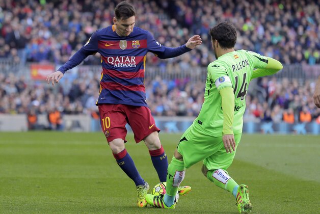 FC Barcelona's Lionel Messi, left, duels for the ball against Getafe's during a Spanish La Liga soccer match at the Camp Nou stadium in Barcelona, Spain, Saturday, March 12, 2016. (AP Photo/Manu Fernandez)