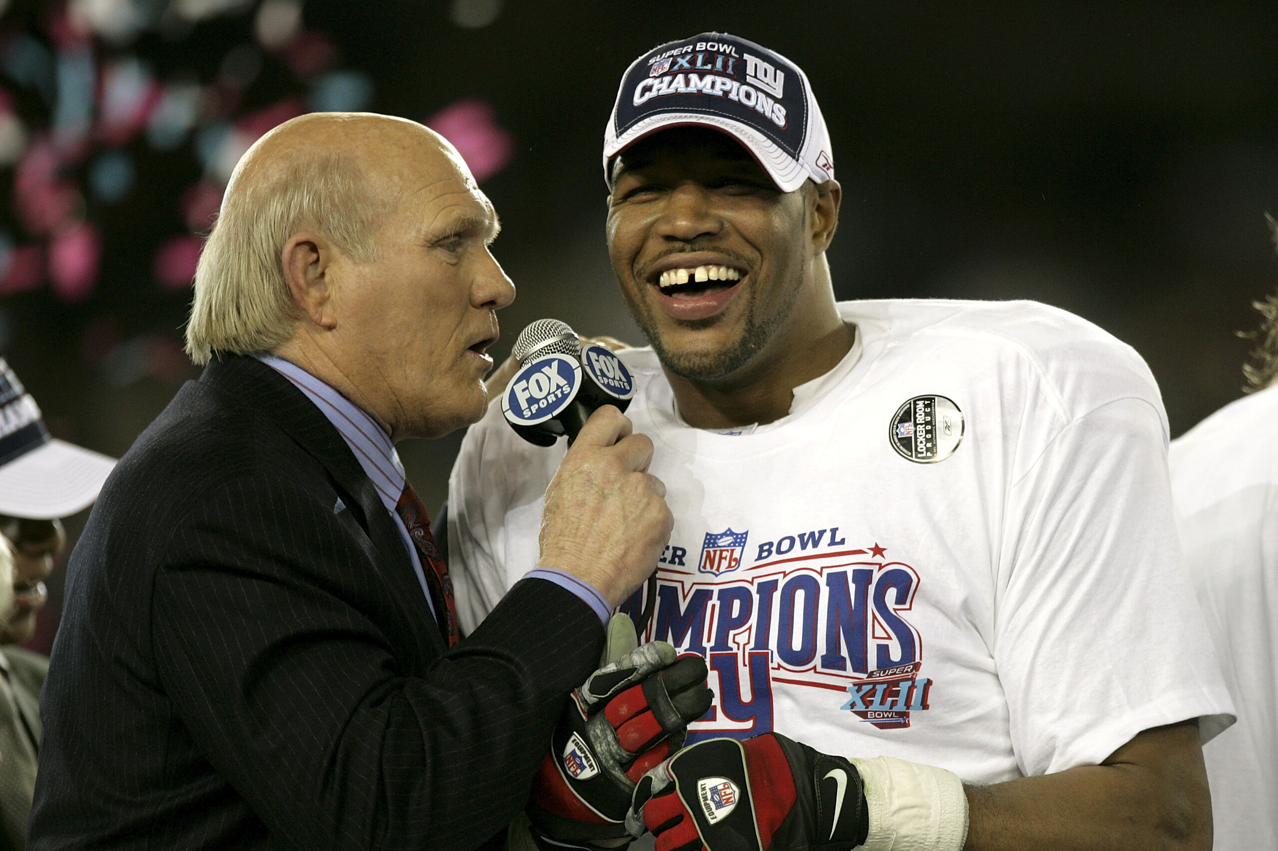 GLENDALE, AZ - FEBRUARY 03: Fox sports analyst Terry Bradshaw (L) interviews defensive end Michael Strahan #92 of the New York Giants after the Giants defeated the New England Patriots 17-14 during Super Bowl XLII on February 3, 2008 at the University of Phoenix Stadium in Glendale, Arizona. (Photo by Donald Miralle/Getty Images) GLENDALE, AZ - FEBRUARY 03: Fox sports analyst Terry Bradshaw (L) interviews defensive end Michael Strahan #92 of the New York Giants after the Giants defeated the New England Patriots 17-14 during Super Bowl XLII on February 3, 2008 at the University of Phoenix Stadium in Glendale, Arizona. (Photo by Donald Miralle/Getty Images)
