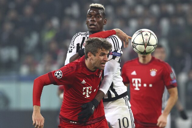 TURIN, ITALY - FEBRUARY 23:  Thomas Muller of FC Bayern Muenchen competes for the ball with Paul Pogba (back) of Juventus FC during the UEFA Champions League Round of 16 first leg match between Juventus and FC Bayern Muenchen at Juventus Arena on February 23, 2016 in Turin, Italy.  (Photo by Marco Luzzani/Getty Images)