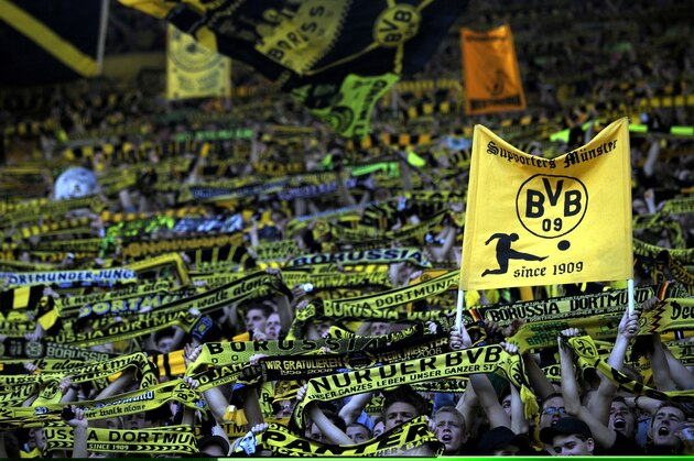 Fussball, 1. Bundesliga, Saison 2010/11, 7. Spieltag, Borussia Dortmund - FC Bayern Muenchen, Sonntag (03.10.10), Signal Iduna Park, Dortmund: Dortmunder Fans stehen in der Suedkurve. Das Spiel endete 2:0. Foto: Sascha Schuermann/dapd