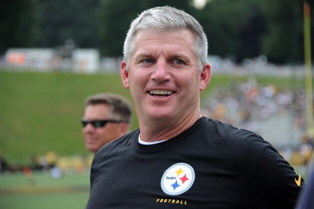 Pittsburgh Steelers offensive line coach Mike Munchak watches warm ups before an NFL preseason football game against the Minnesota Vikings in Canton, Ohio,  Sunday, Aug. 9, 2015. (AP Photo/Tom E. Puskar)