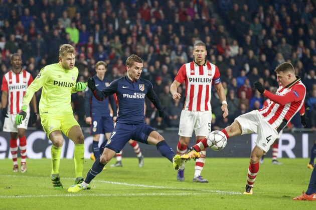 (L-R) Nicolas Isimat-Mirin of PSV, goalkeeper Jeroen Zoet of PSV, Fernando Torres of Club Atletico de Madrid, Antoine Griezmann of Club Atletico de Madrid, Jeffrey Bruma of PSV, Santiago Arias of PSV during the UEFA Champions League Round of 16, First leg match between PSV Eindhoven and Atletico Madrid on February 24, 2016 at the Philips stadium in Eindhoven, The Netherlands.(Photo by VI Images via Getty Images)