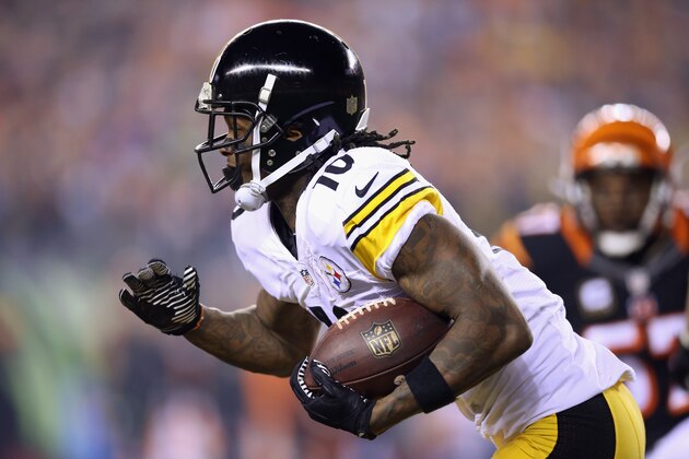 CINCINNATI, OH - JANUARY 09:  Martavis Bryant #10 of the Pittsburgh Steelers runs with the ball in the first quarter against the Cincinnati Bengals during the AFC Wild Card Playoff game at Paul Brown Stadium on January 9, 2016 in Cincinnati, Ohio.  (Photo by Andy Lyons/Getty Images)
