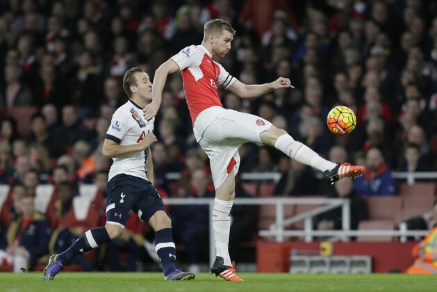 Tottenham’s Harry Kane, left, competes for the ball with Arsenal’s Per Mertesacker during the English Premier League soccer match between Arsenal and Tottenham Hotspur at the Emirates Stadium in London, Sunday Nov. 8, 2015. (AP Photo/Tim Ireland)