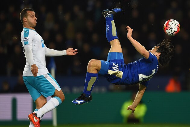 LEICESTER, ENGLAND - MARCH 14:  Shinji Okazaki of Leicester City scores their first goal with an overhead kick as Steven Taylor of Newcastle United looks on during the Barclays Premier League match between Leicester City and Newcastle United at The King Power Stadium on March 14, 2016 in Leicester, England.  (Photo by Laurence Griffiths/Getty Images)