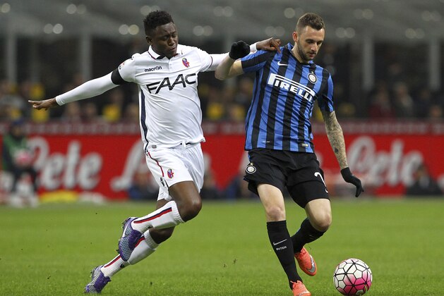 MILAN, ITALY - MARCH 12:  Marcelo Brozovic (R) of FC Internazionale Milano is challenged by Amadou Diawara (L) of Bologna FC during the Serie A match between FC Internazionale Milano and Bologna FC at Stadio Giuseppe Meazza on March 12, 2016 in Milan, Italy.  (Photo by Marco Luzzani/Getty Images)