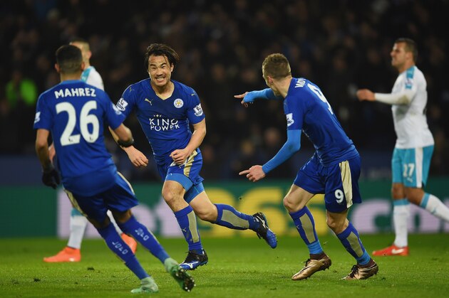 LEICESTER, ENGLAND - MARCH 14:  Shinji Okazaki of Leicester City (2L) celebrates with team mates as he scores their first goal with an overhead kick during the Barclays Premier League match between Leicester City and Newcastle United at The King Power Stadium on March 14, 2016 in Leicester, England.  (Photo by Laurence Griffiths/Getty Images)