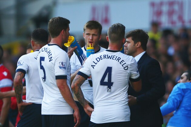 LONDON, ENGLAND - SEPTEMBER 20: Mauricio Pochettino manager of Tottenham Hotspur (R) speaks to Jan Vertonghen and Toby Alderweireld of Tottenham Hotspur as they take a drink during the Barclays Premier League match between Tottenham Hotspur and Crystal Palace at White Hart Lane on September 20, 2015 in London, United Kingdom.  (Photo by Ian Walton/Getty Images)