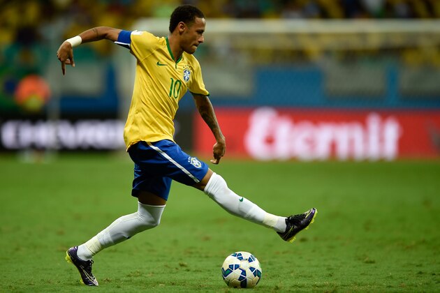 SALVADOR, BRAZIL - NOVEMBER 17:  Neymar of Brazil controls the ball with of Peru during a match between Brazil and Peru as part of 2018 FIFA World Cup Russia Qualifiers at Arena Fonte Nova on November 17, 2015 in Salvador, Brazil.  (Photo by Buda Mendes/Getty Images)