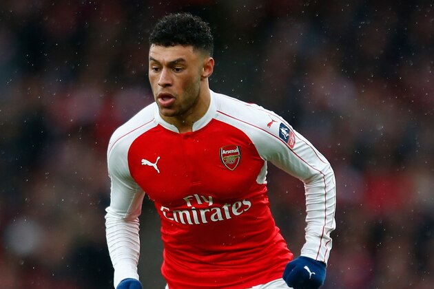 LONDON, ENGLAND - FEBRUARY 20: Alex Oxlade-Chamberlain in action during the Emirates FA Cup fifth round match between Arsenal and Hull City at Emirates Stadium on February 20, 2016 in London, England. (Photo by Julian Finney/Getty Images) LONDON, ENGLAND - FEBRUARY 20: Alex Oxlade-Chamberlain in action during the Emirates FA Cup fifth round match between Arsenal and Hull City at Emirates Stadium on February 20, 2016 in London, England. (Photo by Julian Finney/Getty Images)