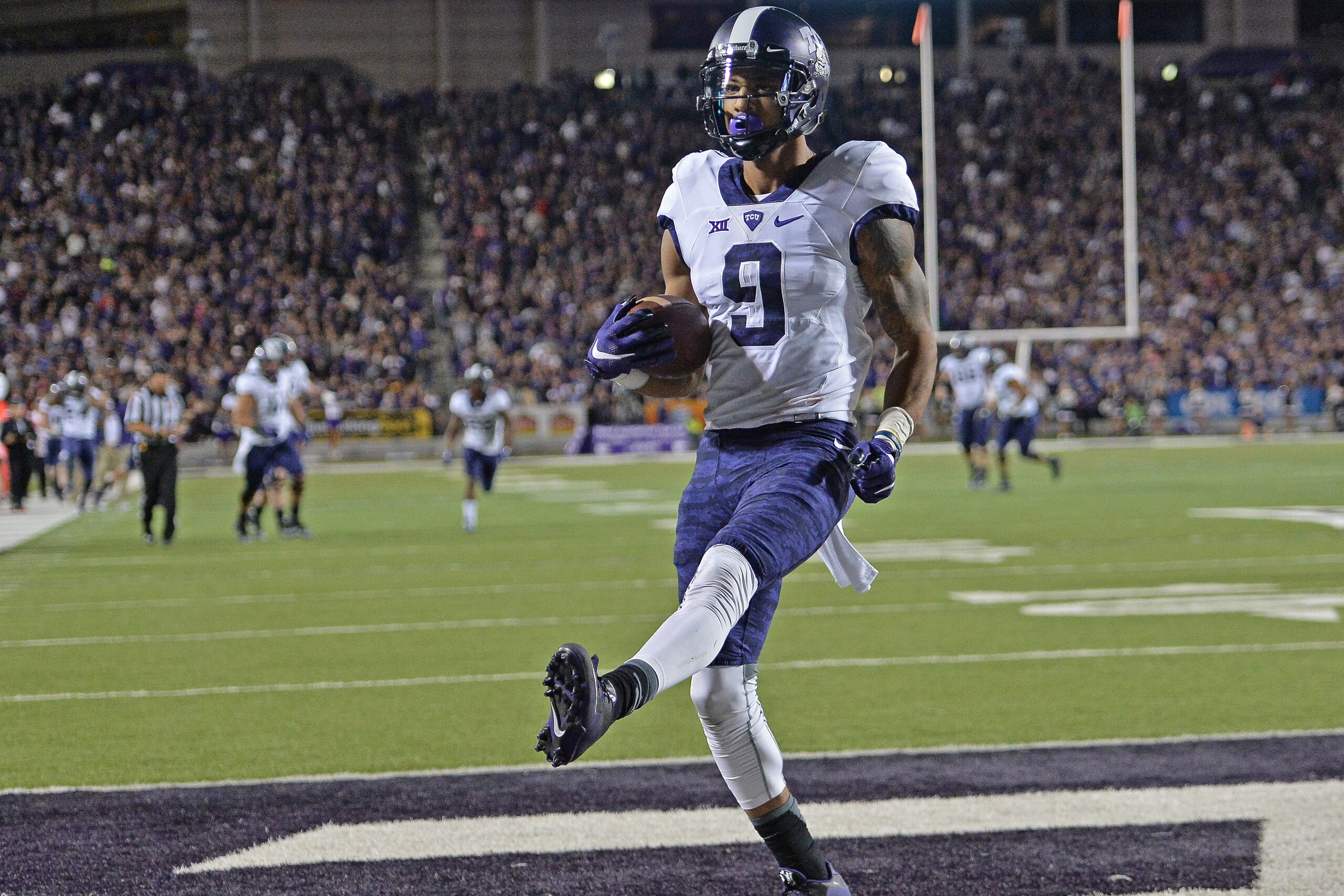 MANHATTAN, KS - OCTOBER 10:  Wide receiver Josh Doctson #9 of the TCU Horned Frogs runs into the end zone for the game winning touchdown against the Kansas State Wildcats during the second half on October 10, 2015 at Bill Snyder Family Stadium in Manhattan, Kansas.  TCU won 52-45.(Photo by Peter G. Aiken/Getty Images)
