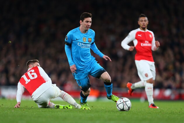 LONDON, ENGLAND - FEBRUARY 23 :  Lionel Messi of FC Barcelona gets past Aaron Ramsey of Arsenal during the UEFA Champions League match between Arsenal and Barcelona at the Emirates Stadium on February 23, 2016 in London, United Kingdom.  (Photo by Catherine Ivill - AMA/Getty Images)