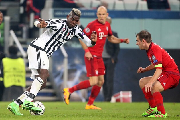 TURIN, ITALY - FEBRUARY 23: Paul Pogba of Juventus and Philipp Lahm of Bayern Muenchen in action during the UEFA Champions League Round of 16 first leg match between Juventus Turin and Bayern Muenchen (Bayern Munich) at Juventus Stadium on February 23, 2016 in Turin, Italy. (Photo by Jean Catuffe/Getty Images)