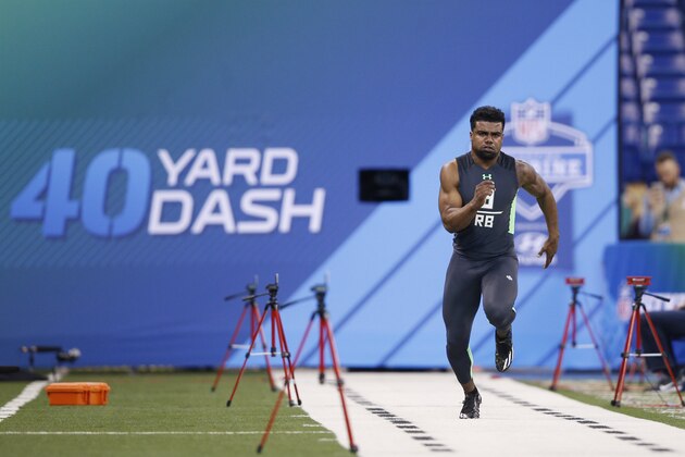INDIANAPOLIS, IN - FEBRUARY 26: Running back Ezekiel Elliott of Ohio State runs the 40-yard dash during the 2016 NFL Scouting Combine at Lucas Oil Stadium on February 26, 2016 in Indianapolis, Indiana. (Photo by Joe Robbins/Getty Images)