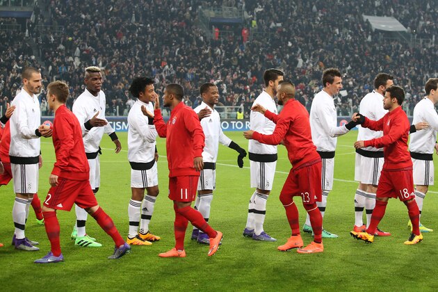 TURIN, ITALY - FEBRUARY 23: Players of Juventus greet players of Bayern Munich prior to the UEFA Champions League Round of 16 first leg match between Juventus Turin and Bayern Muenchen (Bayern Munich) at Juventus Stadium on February 23, 2016 in Turin, Italy. (Photo by Jean Catuffe/Getty Images)
