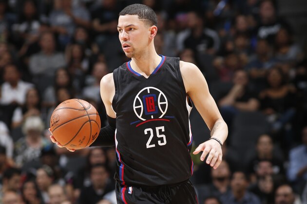 SAN ANTONIO, TX - MARCH 15:  Austin Rivers #25 of the Los Angeles Clippers brings the ball up court against the San Antonio Spurs on March 15, 2016 at the AT&T Center in San Antonio, Texas. NOTE TO USER: User expressly acknowledges and agrees that, by downloading and or using this photograph, user is consenting to the terms and conditions of the Getty Images License Agreement. Mandatory Copyright Notice: Copyright 2016 NBAE (Photos by Chris Covatta/NBAE via Getty Images)