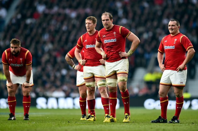 LONDON, ENGLAND - MARCH 12:  Alun Wyn Jones(2nd r) and the Wales forwards look on during the RBS Six Nations match between England and Wales at Twickenham Stadium on March 12, 2016 in London, England.  (Photo by Stu Forster/Getty Images)